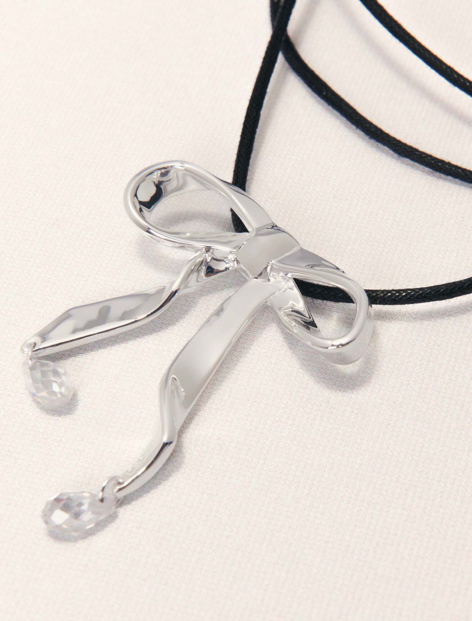 Silver bow necklace