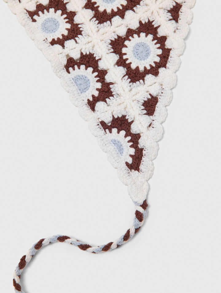 Triangular knit scarf