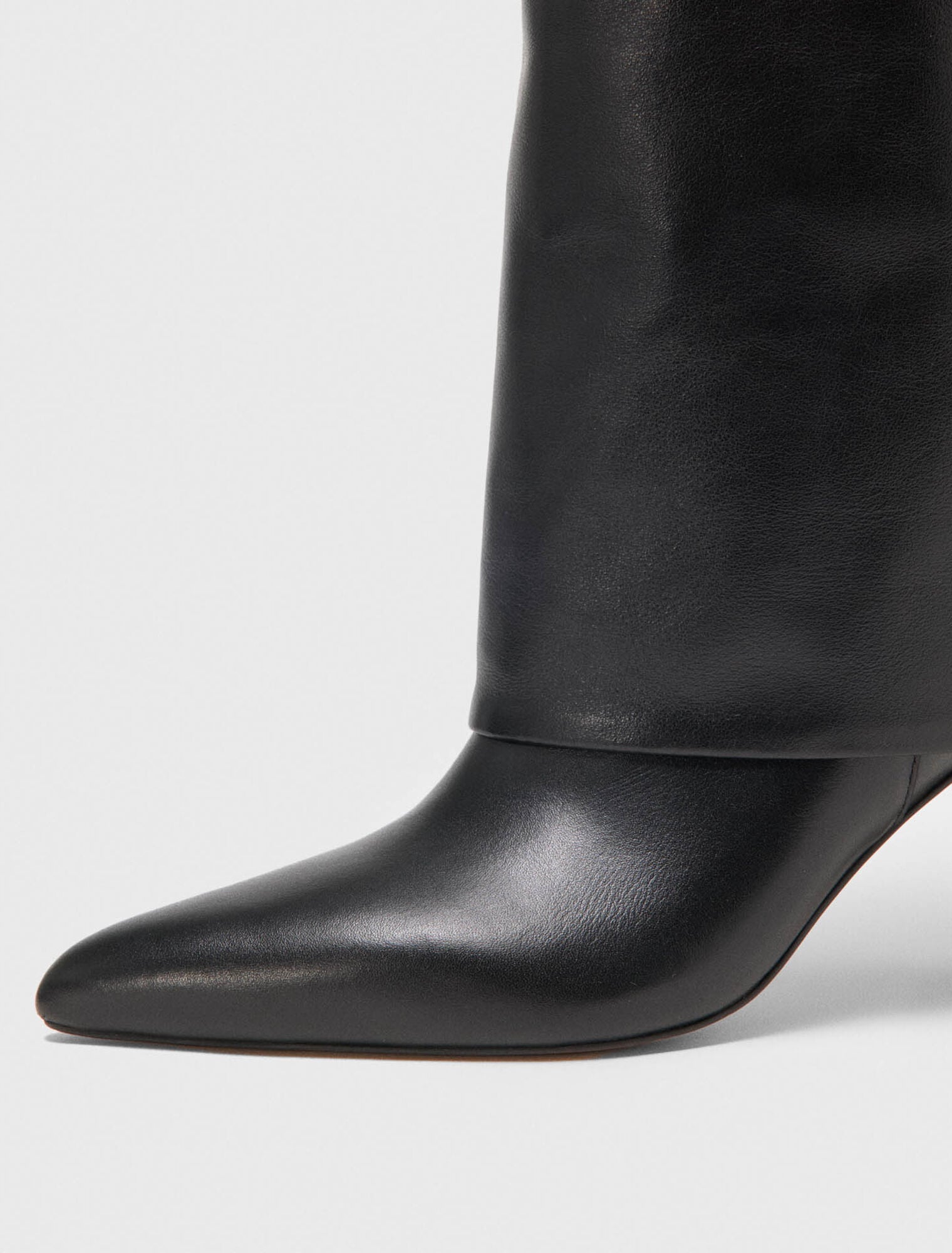 Heeled tubular leather boots