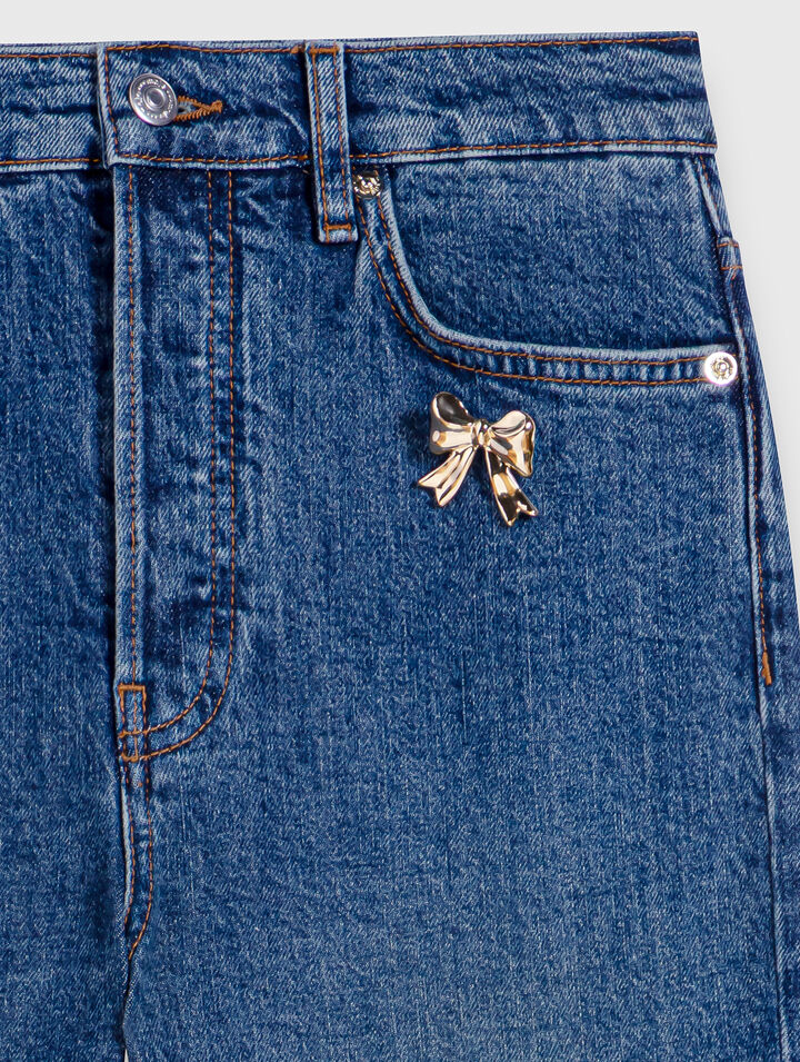 Skinny jeans with brooch