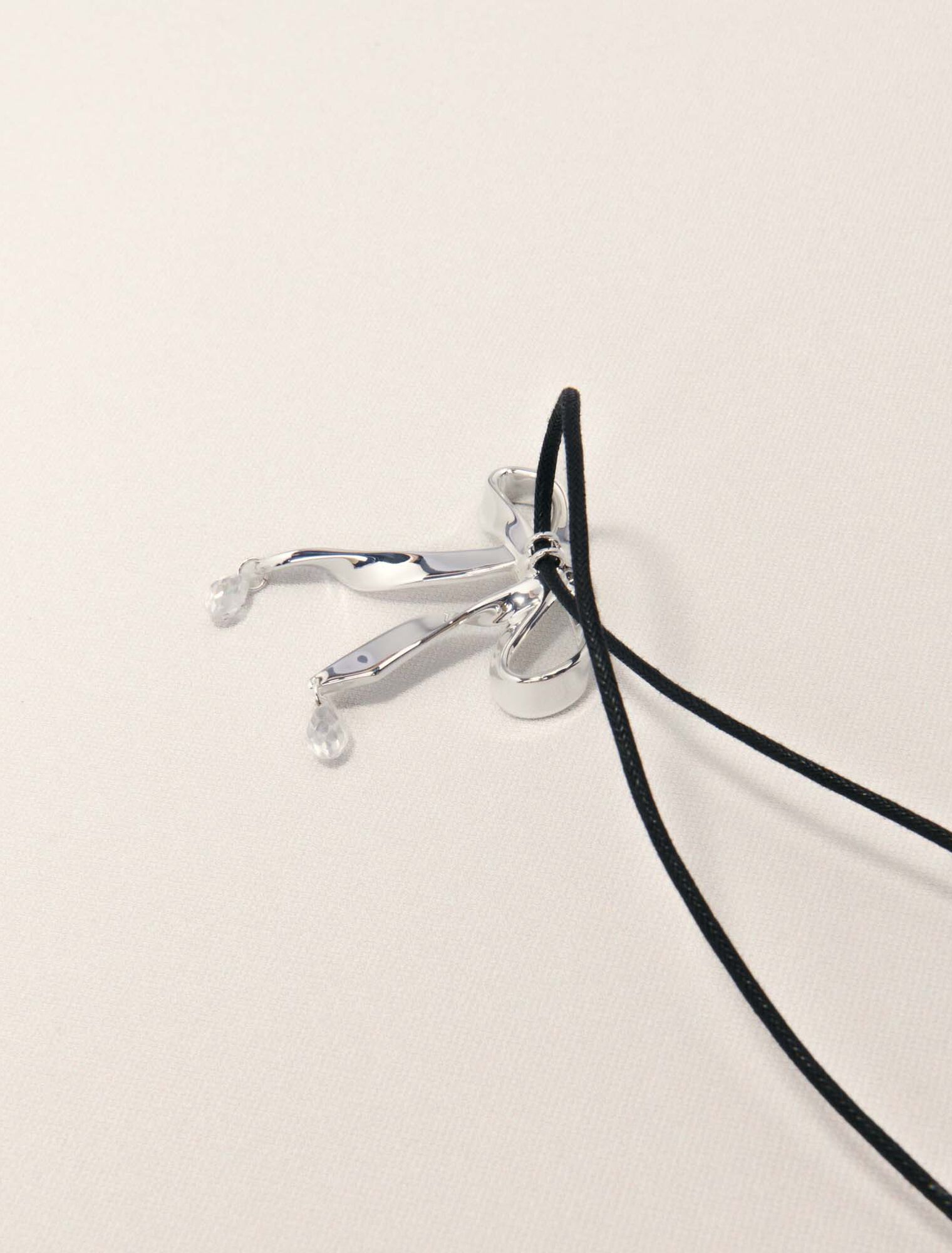 Silver bow necklace