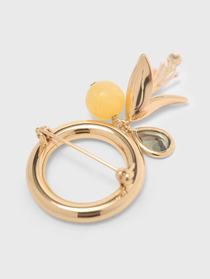 Ring brooch with detail