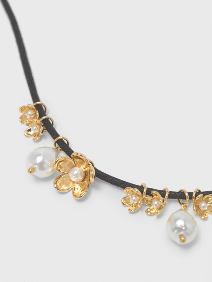 Flower detail cord necklace