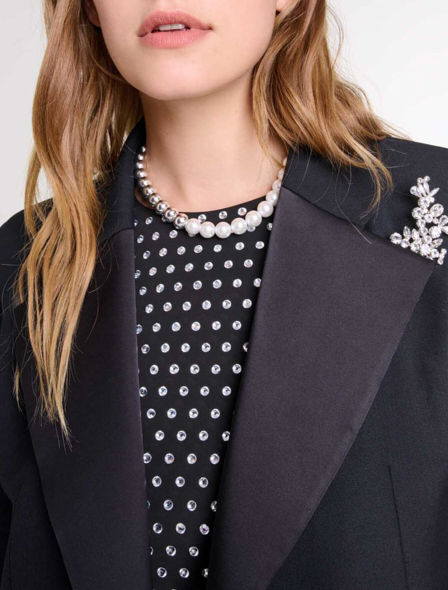 Suit jacket with brooch