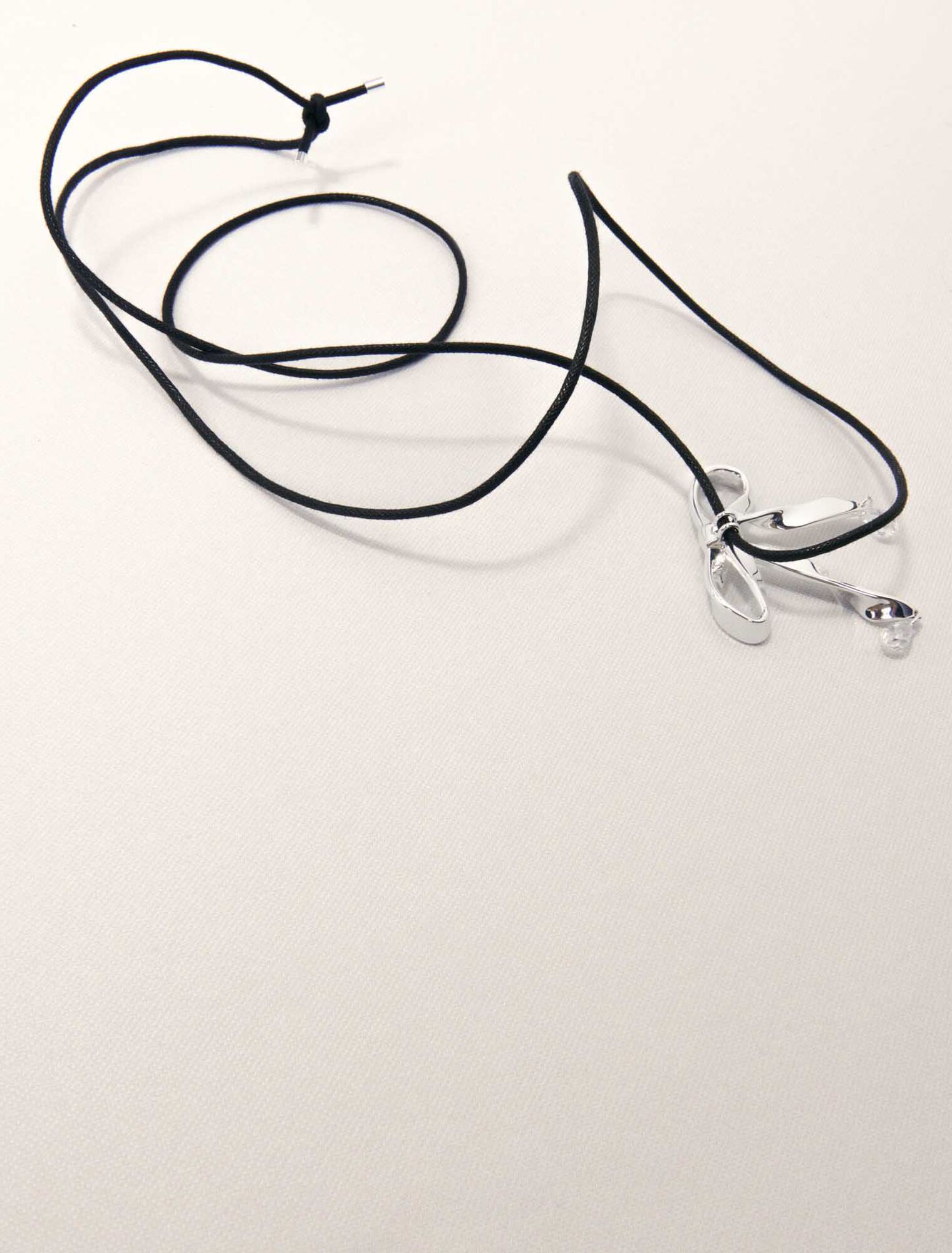 Silver bow necklace