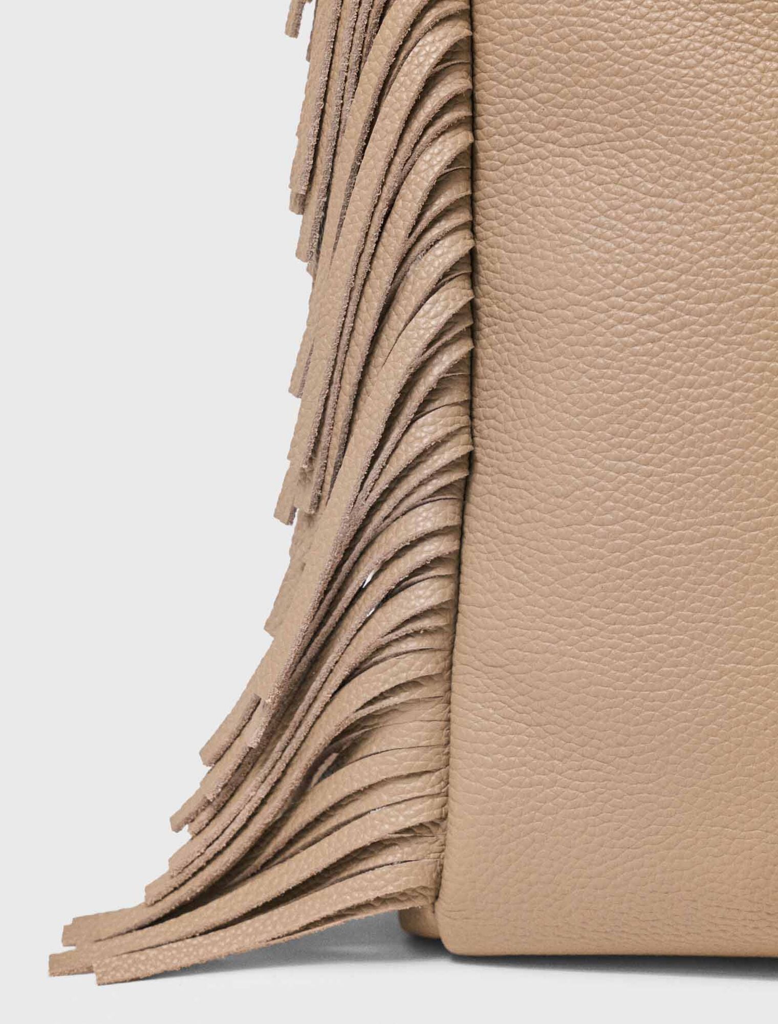 Grained leather M bag