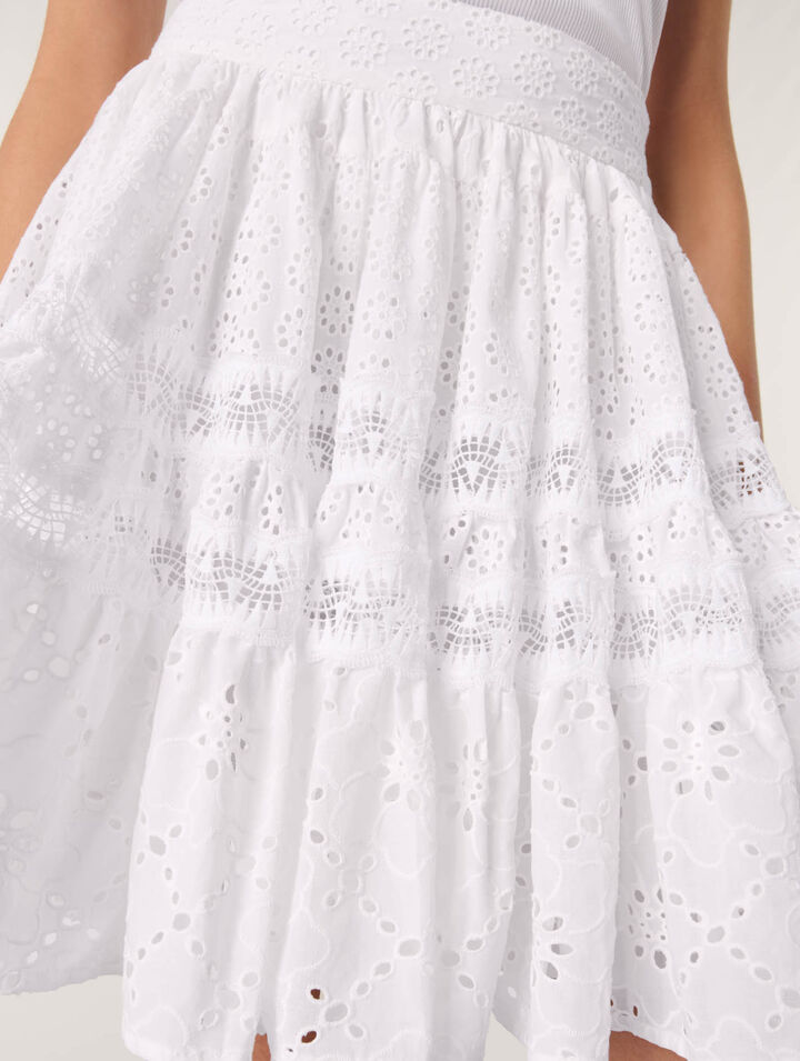 Short embroidered skirt