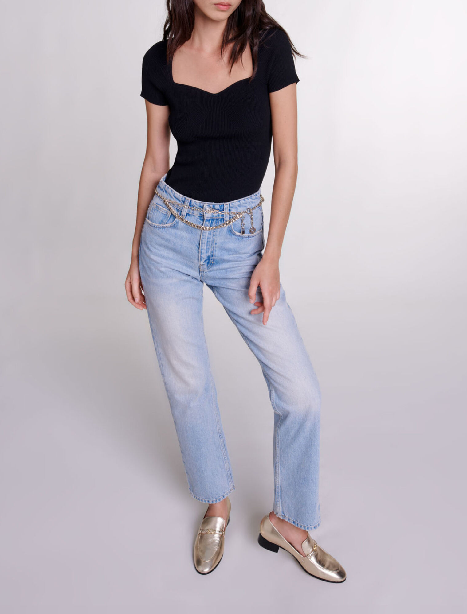 Straight jeans with jewellery belt