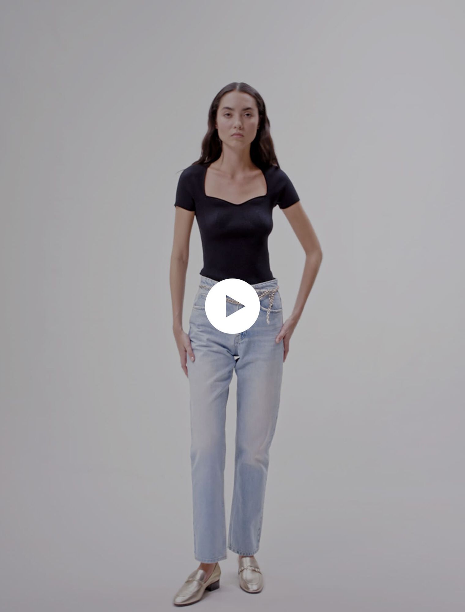 Straight jeans with jewellery belt