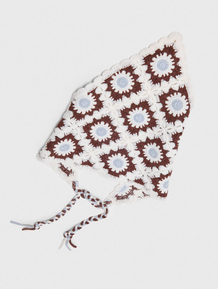 Triangular knit scarf