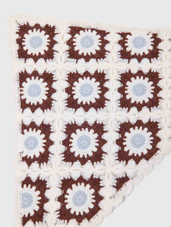 Triangular knit scarf