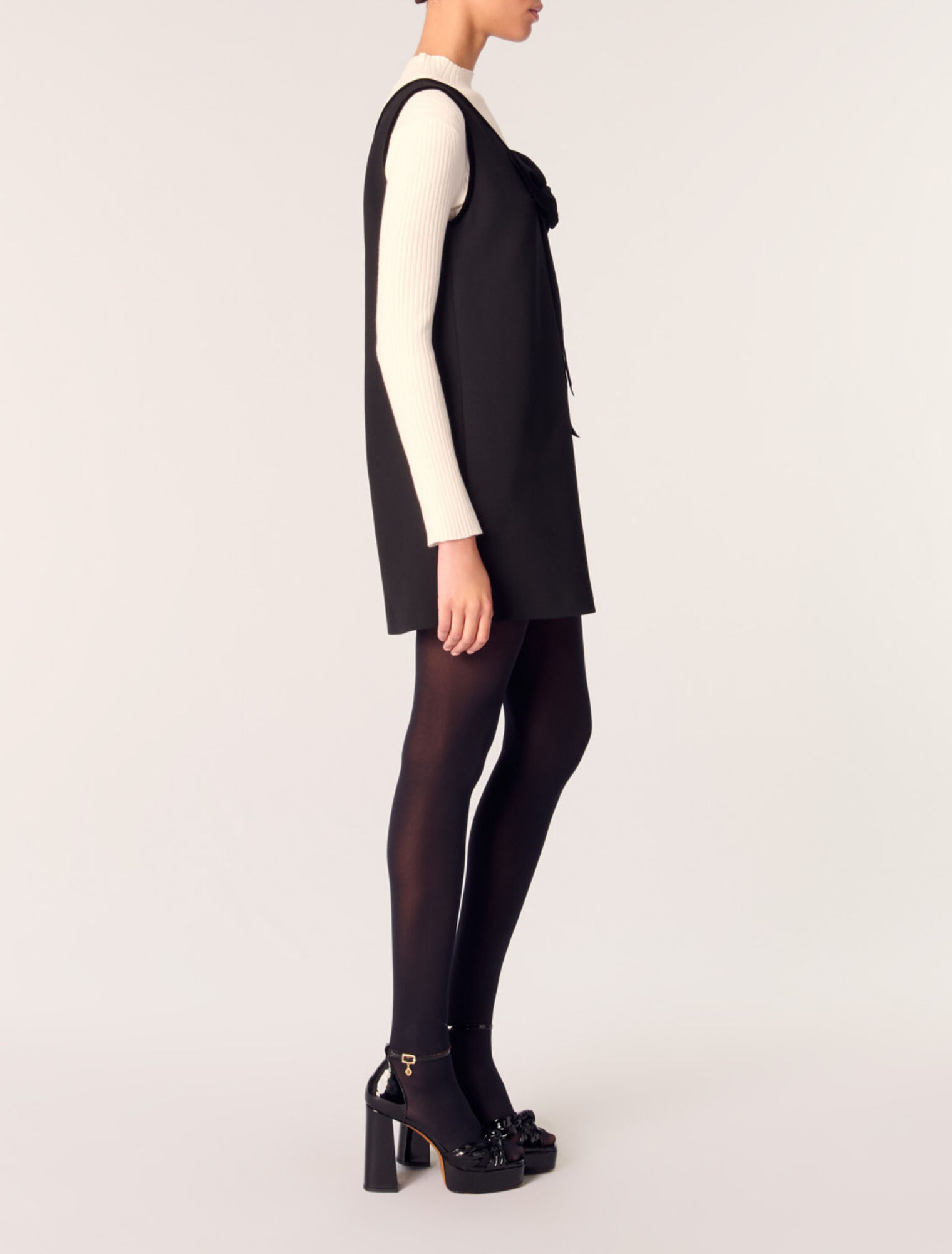 Pinafore dress with velvet collar
