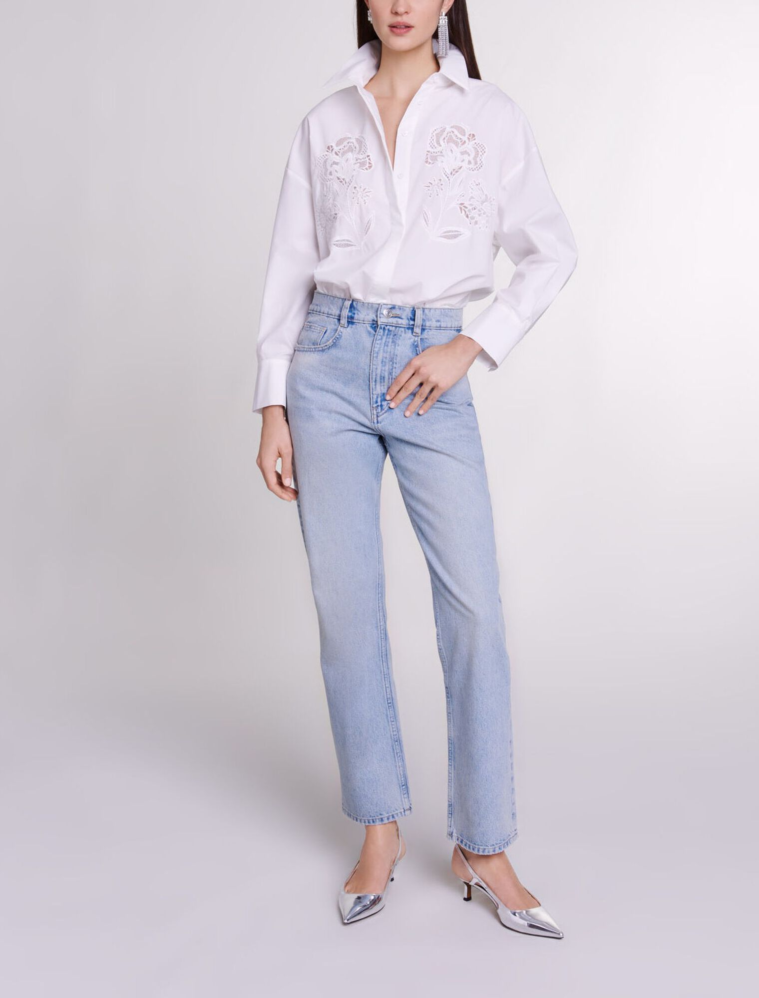 Straight jeans with jewellery belt