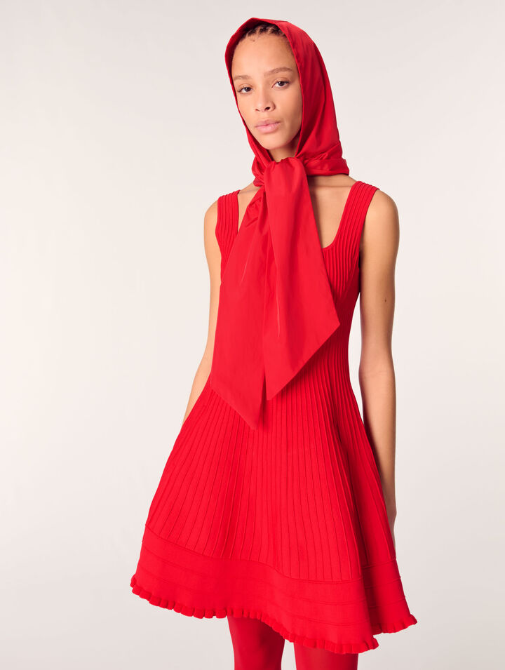 Retractable scarf hood